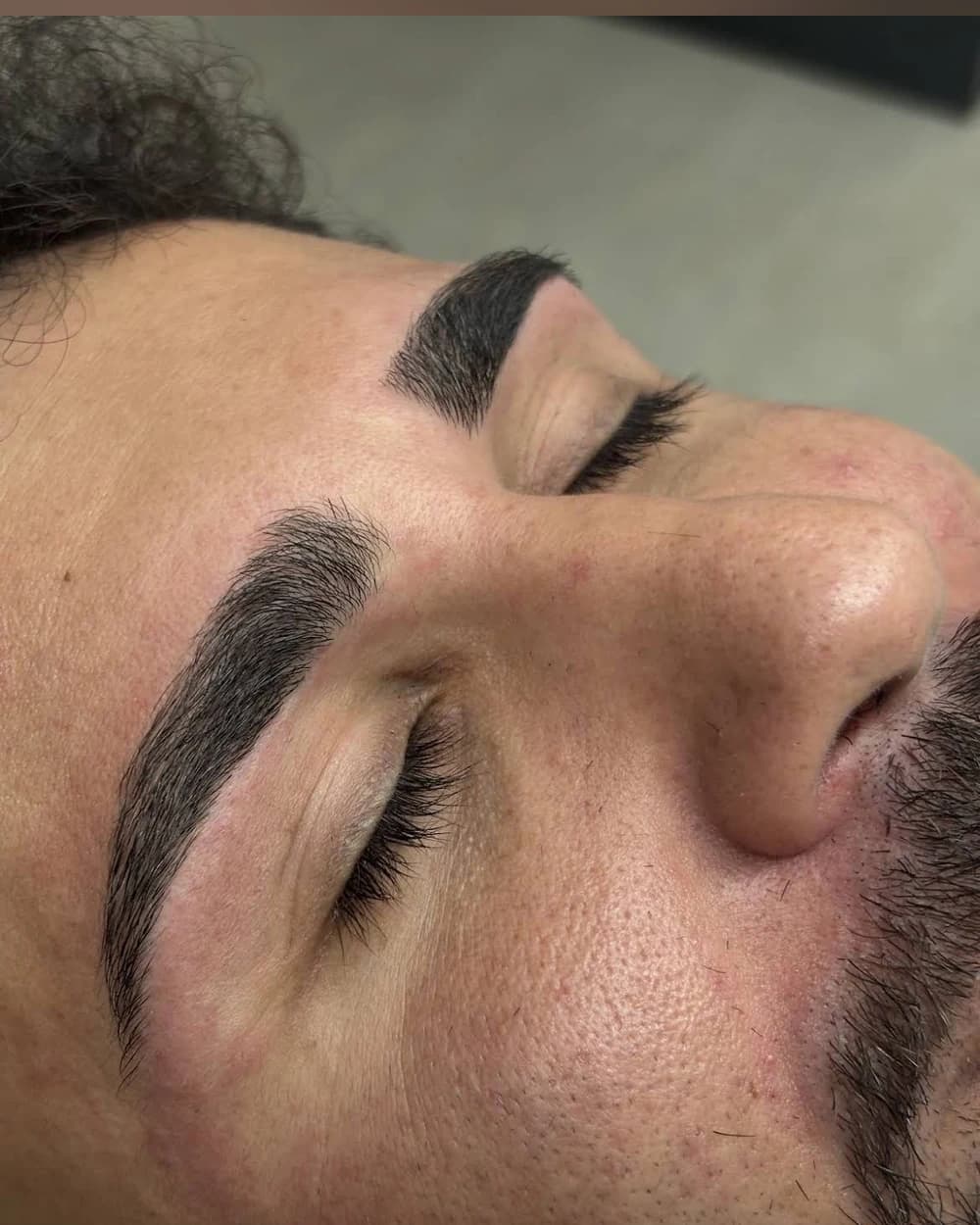 Perfilado de cejas masculinas