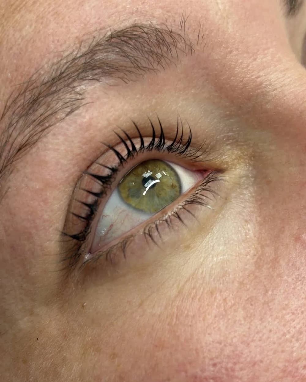 Cejas laminadas y pestañas con lifting, ojo verde