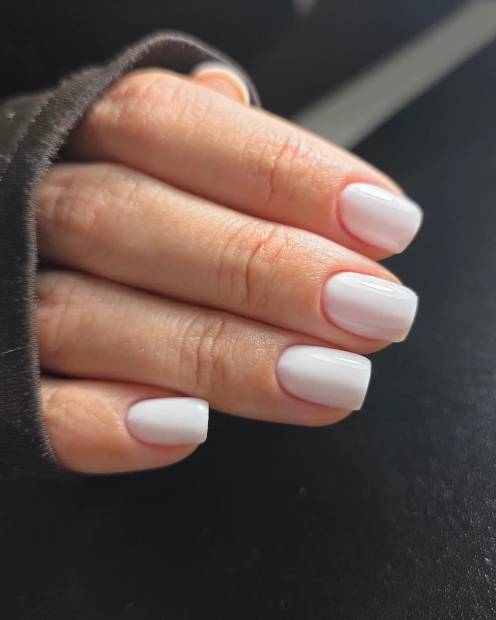 Uñas blancas con diseño dorado