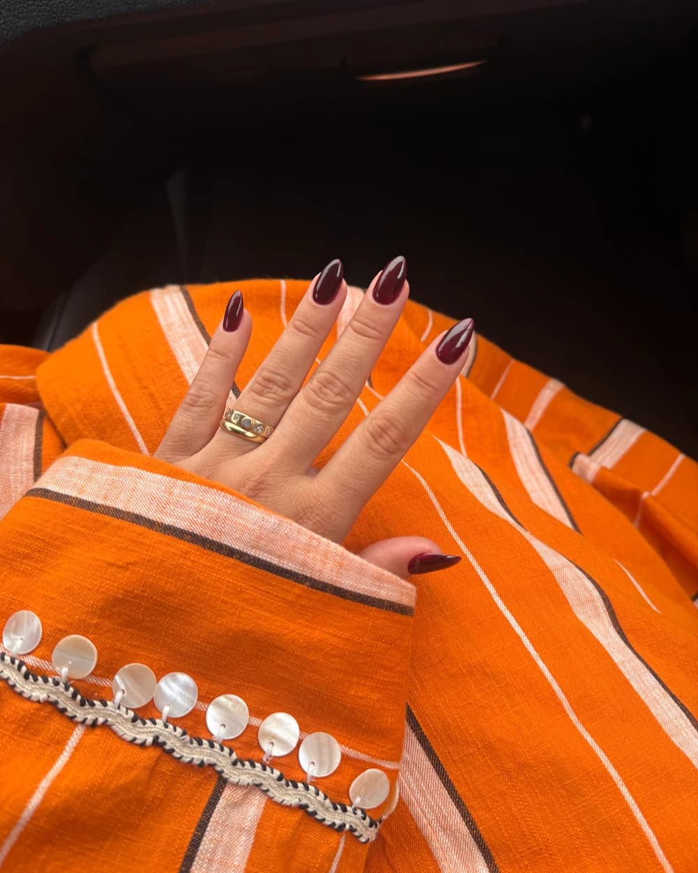 Uñas esculpidas en negro con forma stiletto