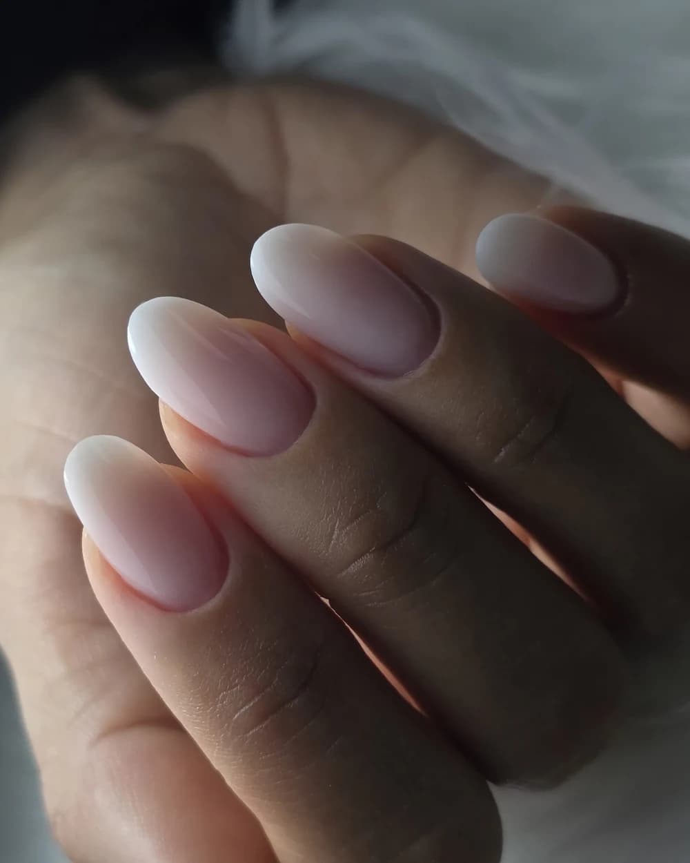 Manicura rusa combinada en tono nude con detalle animal print
